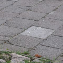 RIFTmalmö trottoar spricka brons